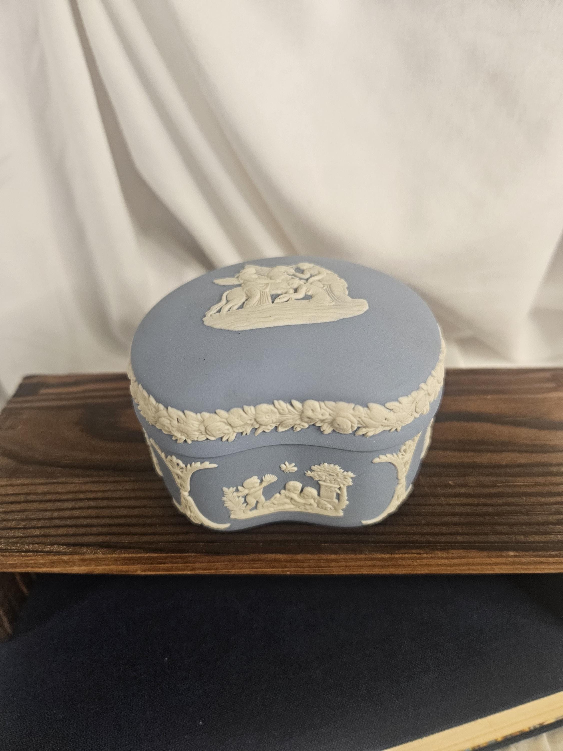 Kidney-shaped Wedgwood - Trinket Box - Jasperware - Vintage